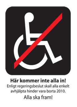 Ett klistermärke där det är en symbol som visar en övrestruken rullstol med texten Här kommer inte alla in!